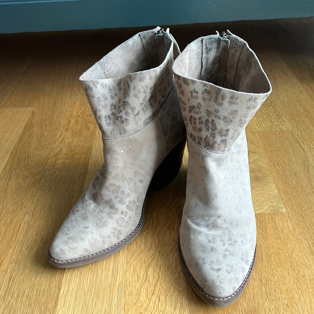 Matisse Faded Leopard Bootie Size 8.5